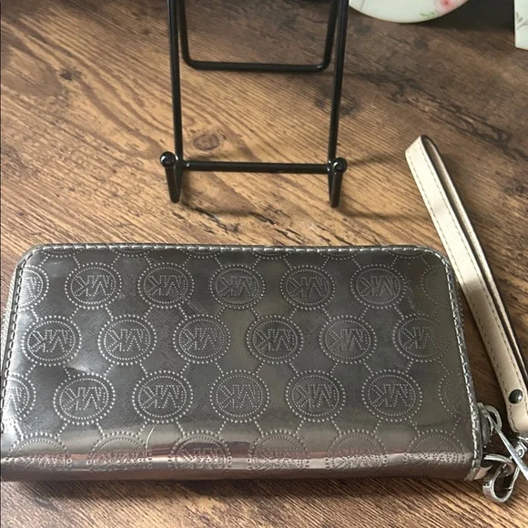 Michael Kors Bronze Logo Wristlet EUC - Picture 4 of 6